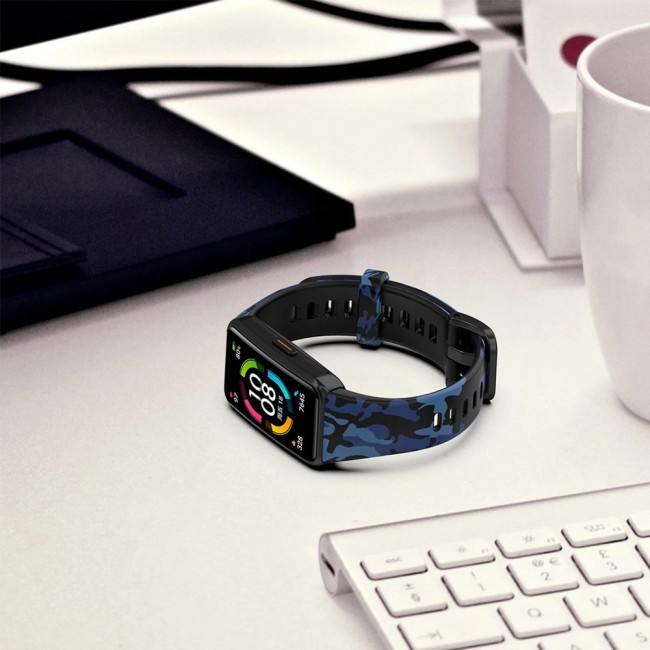 Huawei Band 7 Watch Strap Sport Silicone Replacement Band Bracelet Adjustable Wristband with Buckle Closure Camouflage Print